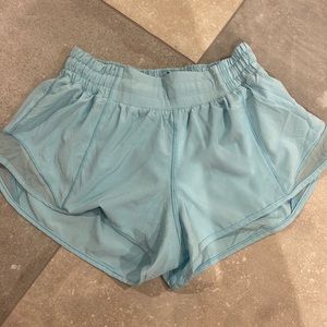 lululemon 2.5 light blue hotty hot shorts size 4